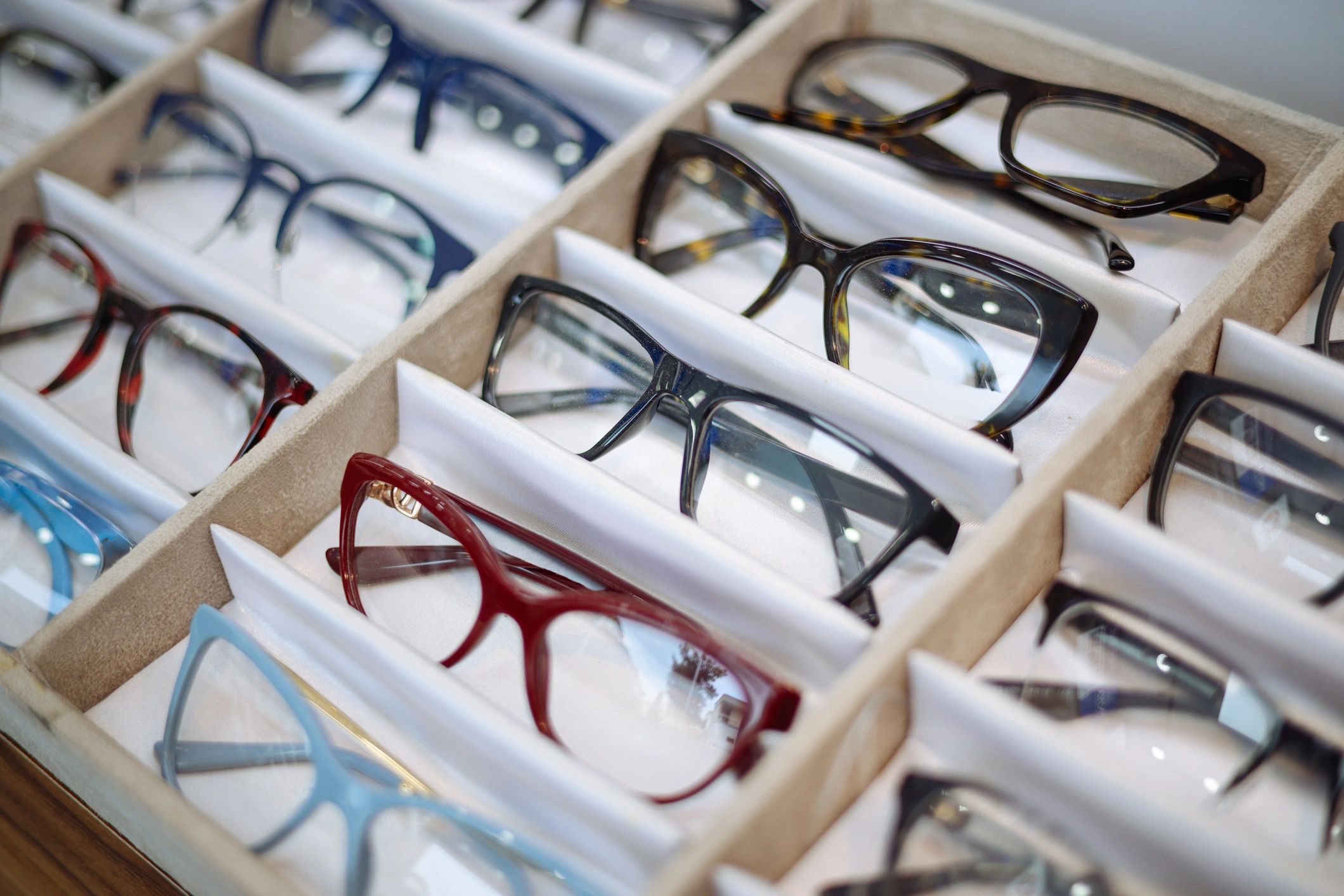 Display of eyeglass frames in an optical store